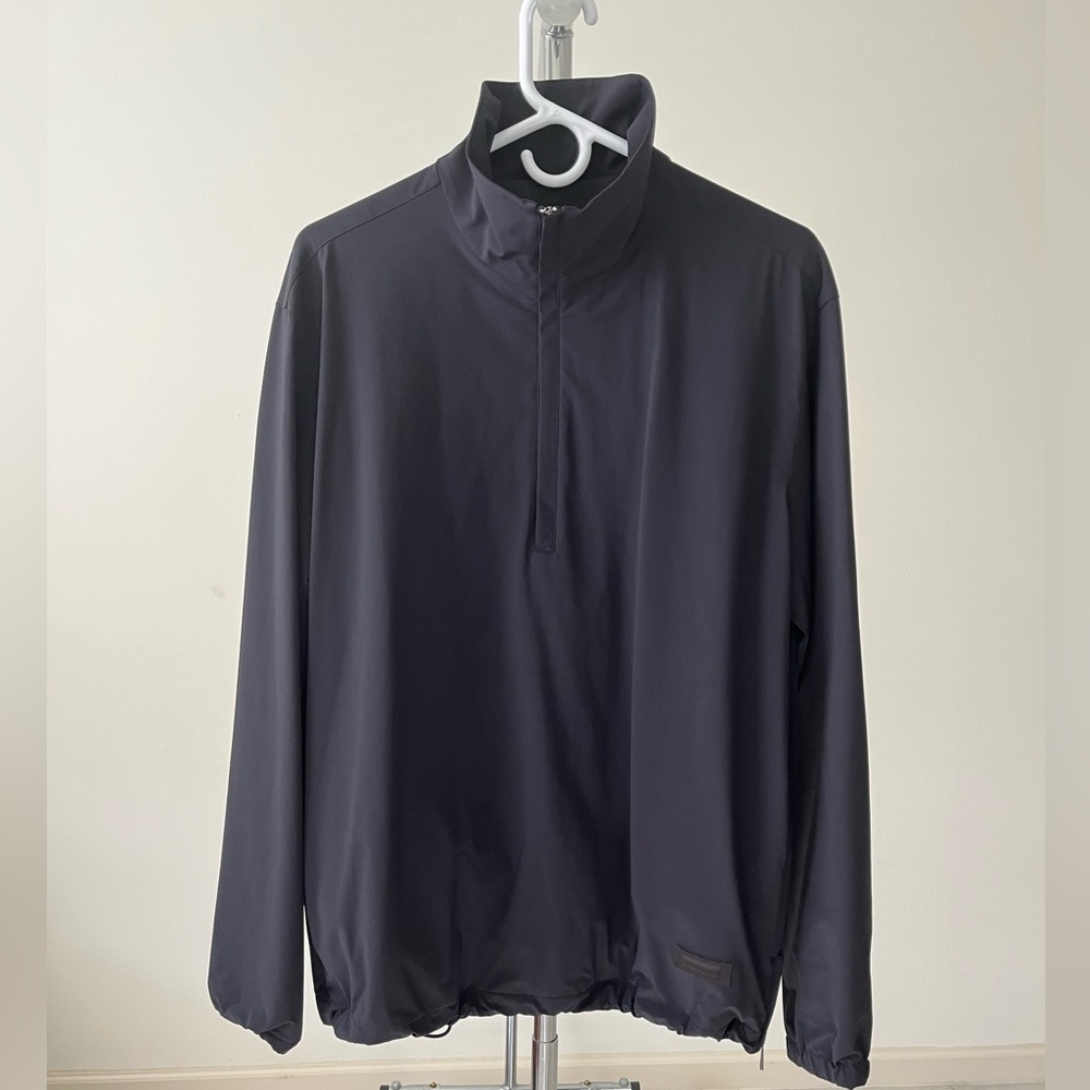 Seersucker, Double-sided Zip, Banded Collar with snap closure, waist adjuster